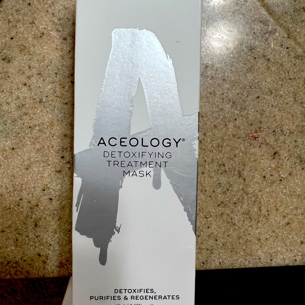 Aceology detoxifying treatment mask